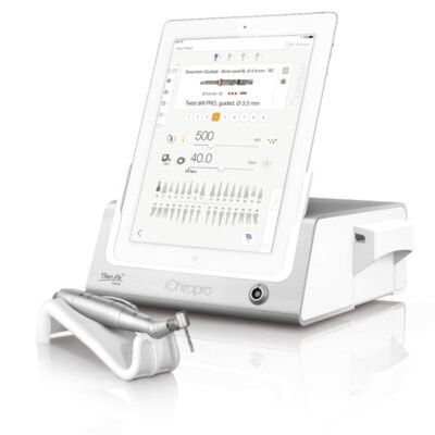 Herramienta digital para odontología con pantalla táctil y accesorios, utilizada en equipos y suministros dentales de alta tecnología en Costa Rica.