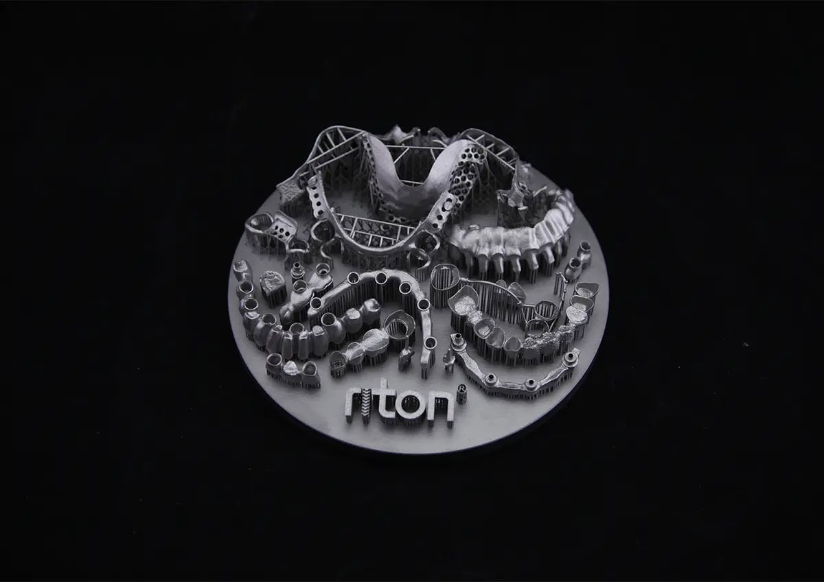 Impresora 3D de metal M-150 7 Modelo de prótesis dental en metal con componentes detallados, utilizado para planificación y fabricación en odontología.