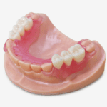 Impresora 3D de resina PioNext Mini 13 Pieza dental removible con encía rosa, ideal para tratamientos protésicos y restaurativos en odontología, mostrando detalles precisos de la estructura dental y encía artificial.