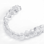 Impresora 3D de resina PioNext Mini 15 Alineador dental transparente en forma de arco, utilizado para corregir la alineación de los dientes de manera discreta y efectiva.