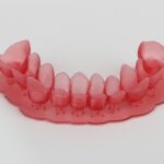 Impresora 3D de resina PioCreat D190 17 Prótesis de resina para rehabilitación dental, mostrando una estructura de arcada superior en color rosa.