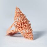 Impresora 3D de resina PioCreat D136 18 Pieza de suministro dental de diseño innovador, con estructura de malla en color beige, utilizada en procedimientos odontológicos para mejorar la salud bucal.