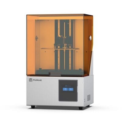 Impresora 3D dental con carcasa naranja y base blanca, diseñada para crear modelos y prótesis dentales con precisión y eficiencia en clínicas y laboratorios.